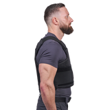 Mand iført Elite Armor Impact stik og skudsikker vest set fra siden i profil