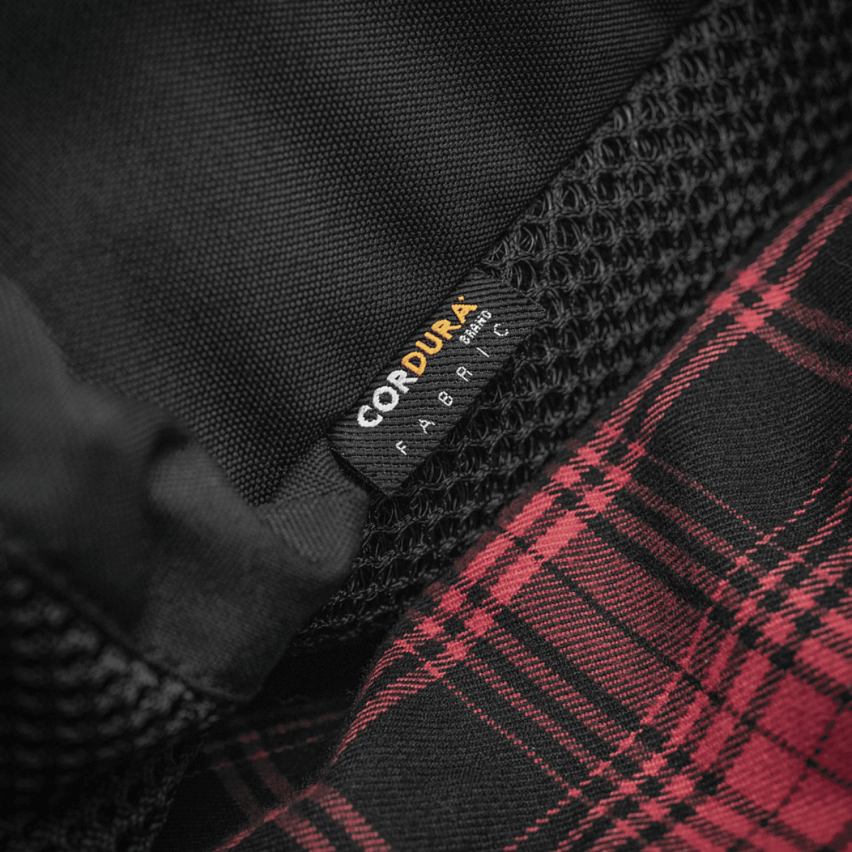 Nærbillede af M-Tac Rygsæk Gen. II Elite – Small CORDURA stof detalje og rødternet mønster indvendigt.