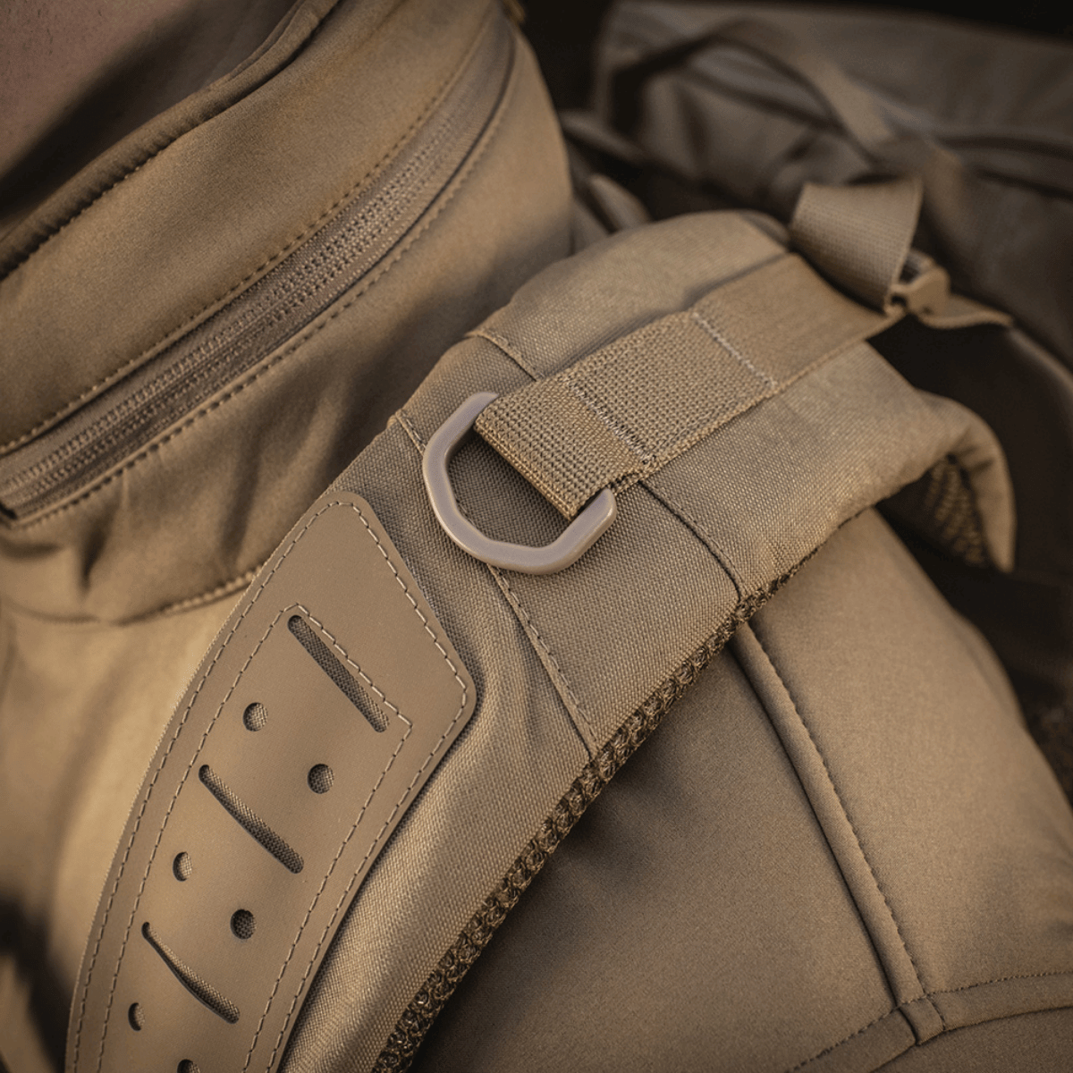 Detaljeret visning af strop på M-Tac Rygsæk Gen. II Elite – Small, der fremhæver kvalitet og design i robust materiale