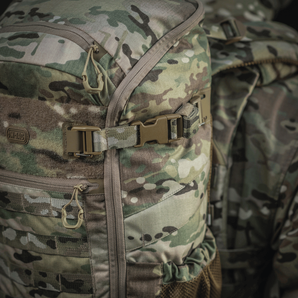 M-Tac Rygsæk Gen. II Elite – Small med MOLLE-paneler og elastiske sidelommer i camouflagedesign.