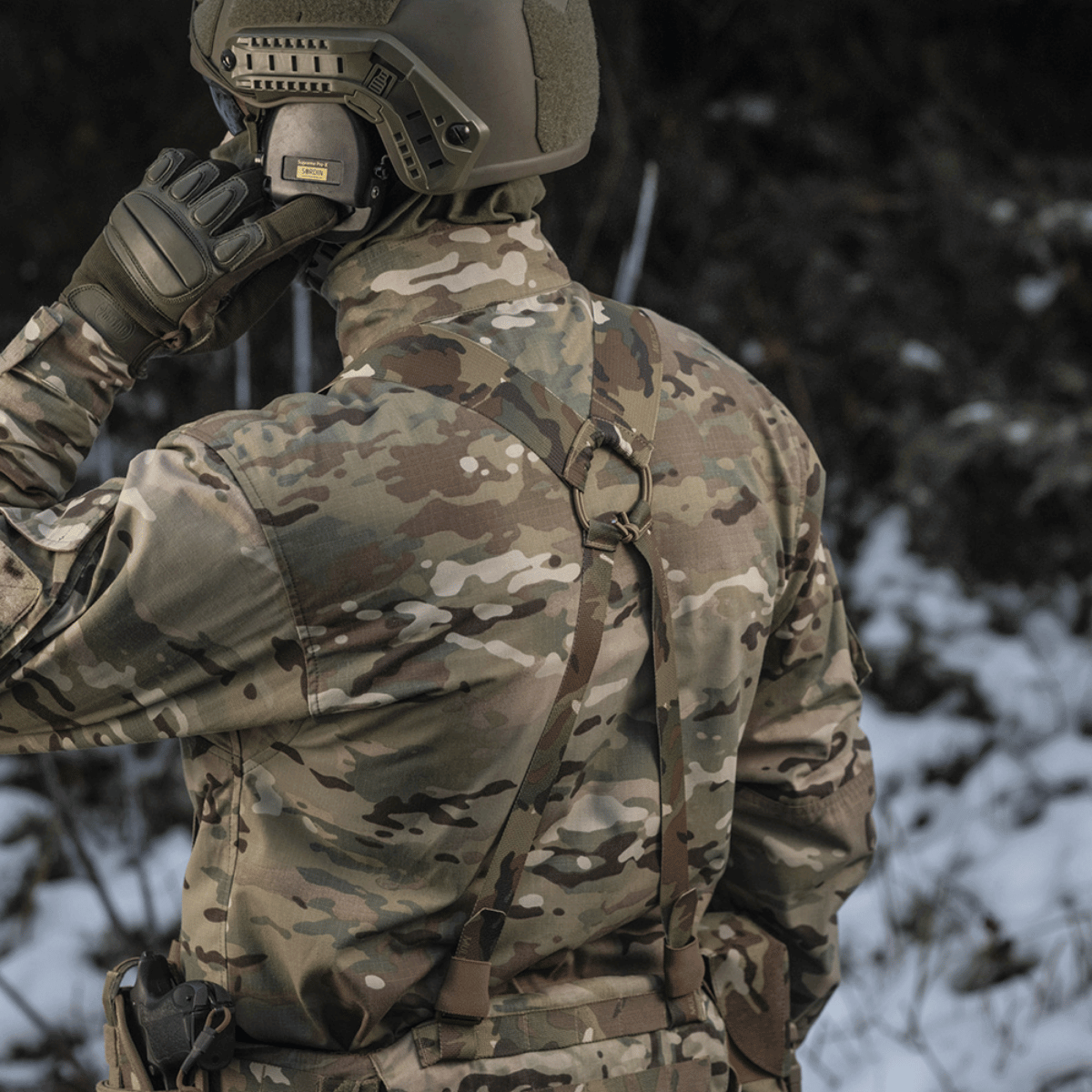 M-Tac Skulderstropper til taktisk bælte Elite monteret på uniformeret person i sneklædt miljø