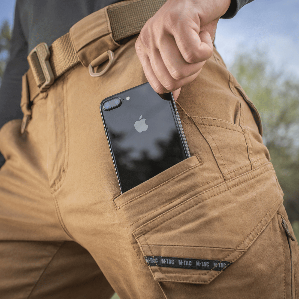 M-Tac bukser Aggressor Vintage i robust bomullstoff med lomme til smarttelefon, gir styrke og stil med industriell vintage-look.