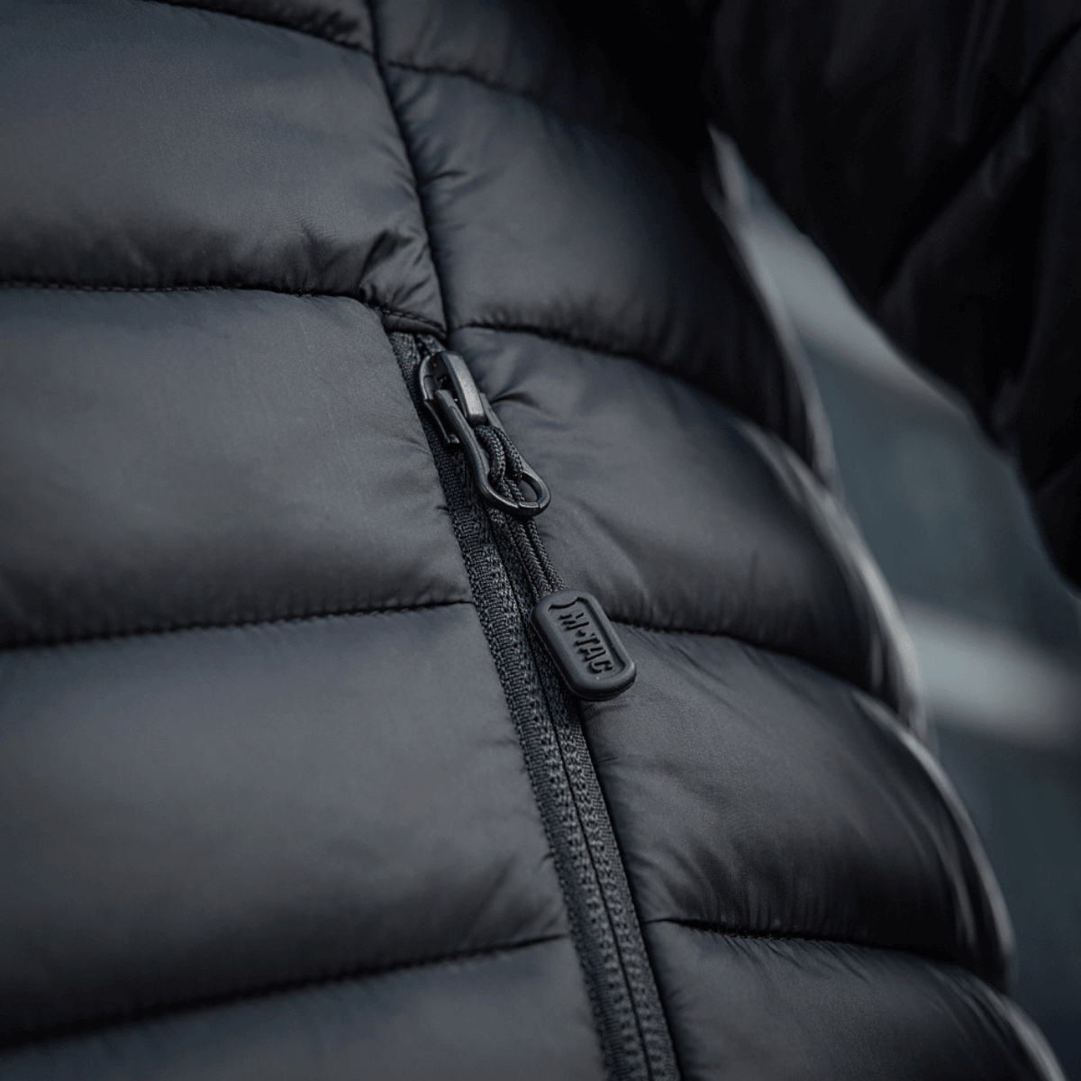 M-Tac Stalker Gen. III Primaloft Jakke med lynlåsdetalje, minimalistisk design og høj kvalitetsisolering til mellemsæsonen.