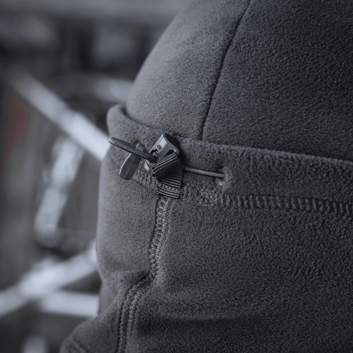 M-Tac Anatomisk Tube Scarf med Snor Polartec i gråt fleece med detalje af snortræk