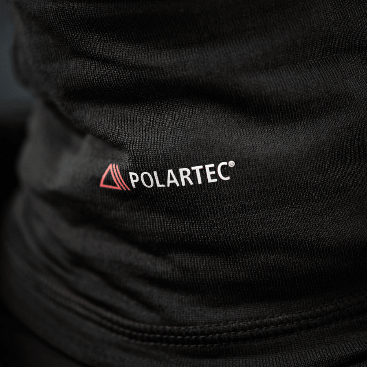 M-Tac Tube Scarf Polartec Power Grid, sort halsrør med Polartec-logo, ideelt til varmeisolering og beskyttelse mod kulde.