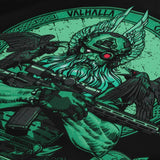 M-tac Flag Odin Night Vision 630x900 med moderne kriger Odin i militært udstyr, AR-15, ravne og Valhalla design. Dekorativt banner.