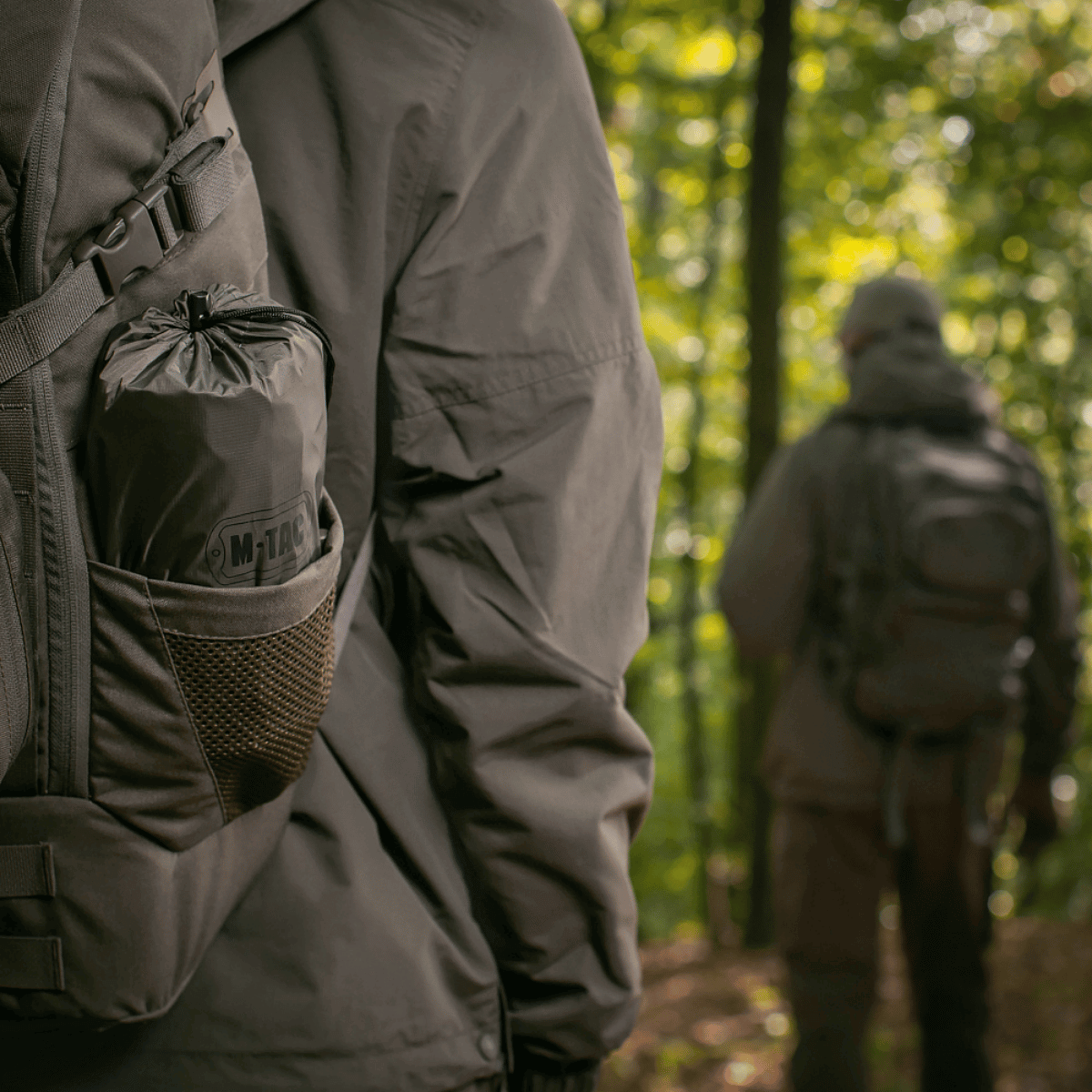 M-Tac Oppustelig Liggeunderlag 195x60 i rygsæk under skovvandring