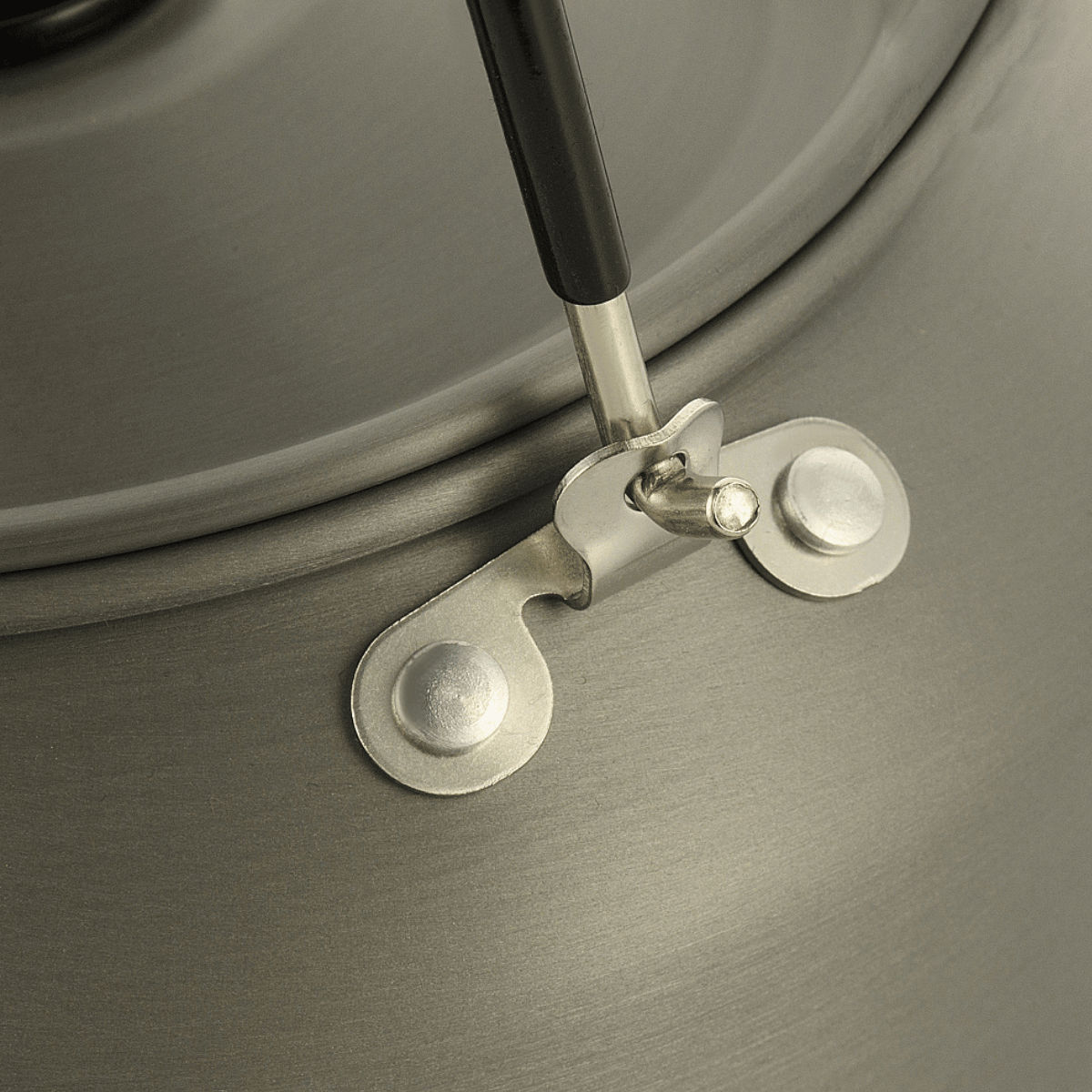 Nærbillede af M-Tac Kedel 1,2 L med foldbar gummibelagt hank, designet til camping og vandreture, lavet af anodiseret aluminium.