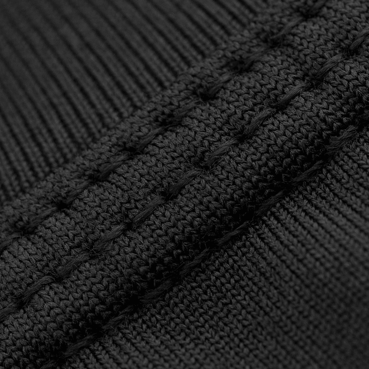 Nærbillede af M-Tac ThermoLine Termoundertøj med fokus på teksturen og sømmen, der viser den tætte strikning for termoregulering og åndbarhed.