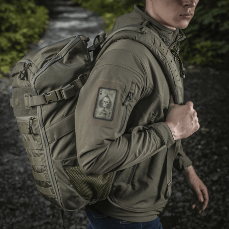 M-Tac Patch Ace of Spades på en jakke med vintage stil, symboliserer kampgejst, lavet af Cordura 500D, monteret med velcro.