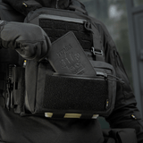 M-Tac Admin Pouch Large Elite Gen.II i brug med pas i frontlomme, viser robusthed og praktisk design til personlige ejendele.
