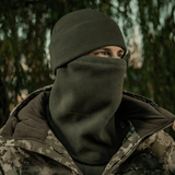 Mand iført M-Tac Anatomisk Snood Justerbar Elite Fleece (320 g/m²) i skov, fremragende til koldt vejr