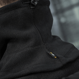 Close-up af M-Tac Anatomisk Snood Justerbar Elite Fleece (320 g/m²) i sort fleece, viser justeringssnøre og slidstærkt materiale.