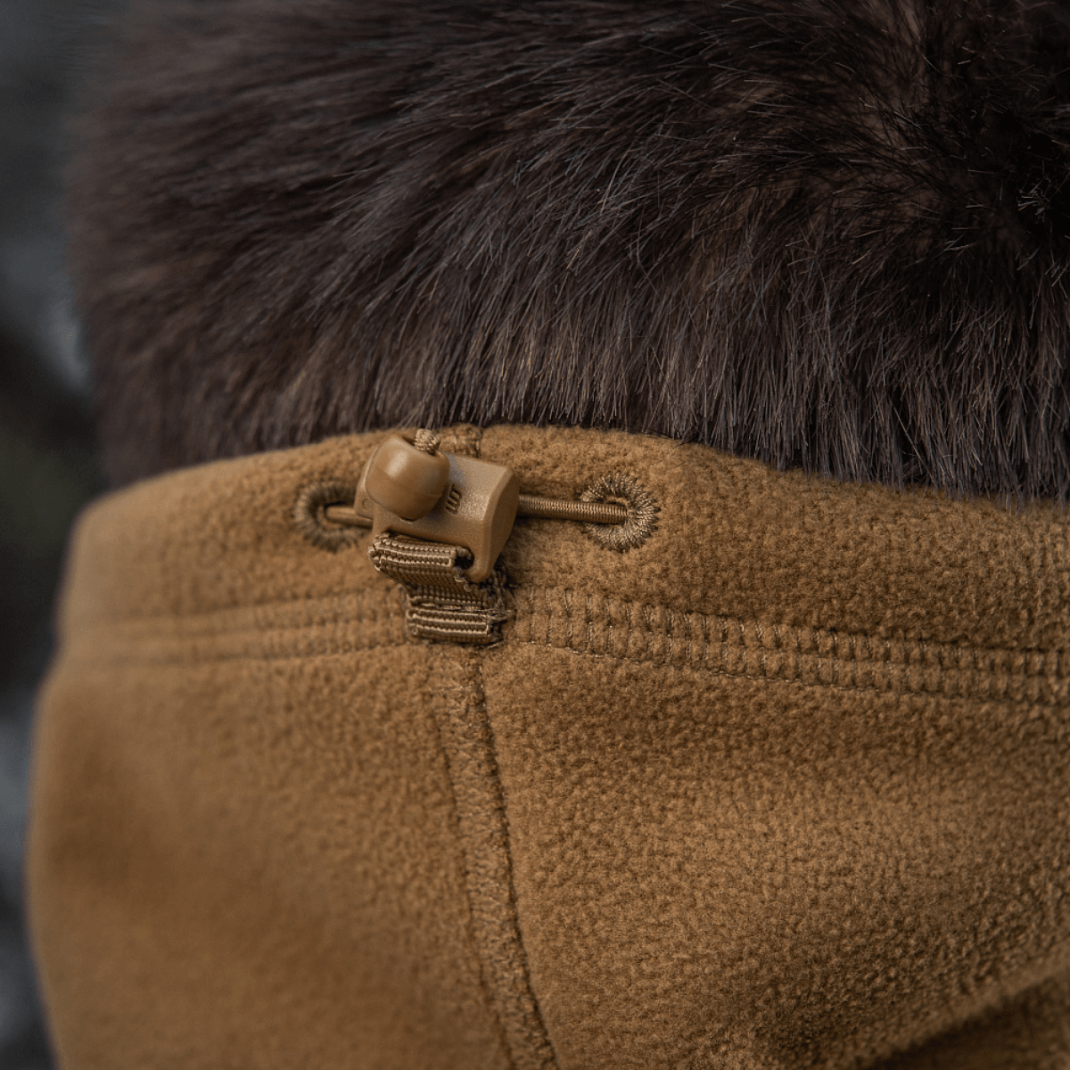 M-Tac Anatomisk Snood Justerbar Elite Fleece (320 g/m²) med snøre tilpasning set bagfra nærbillede