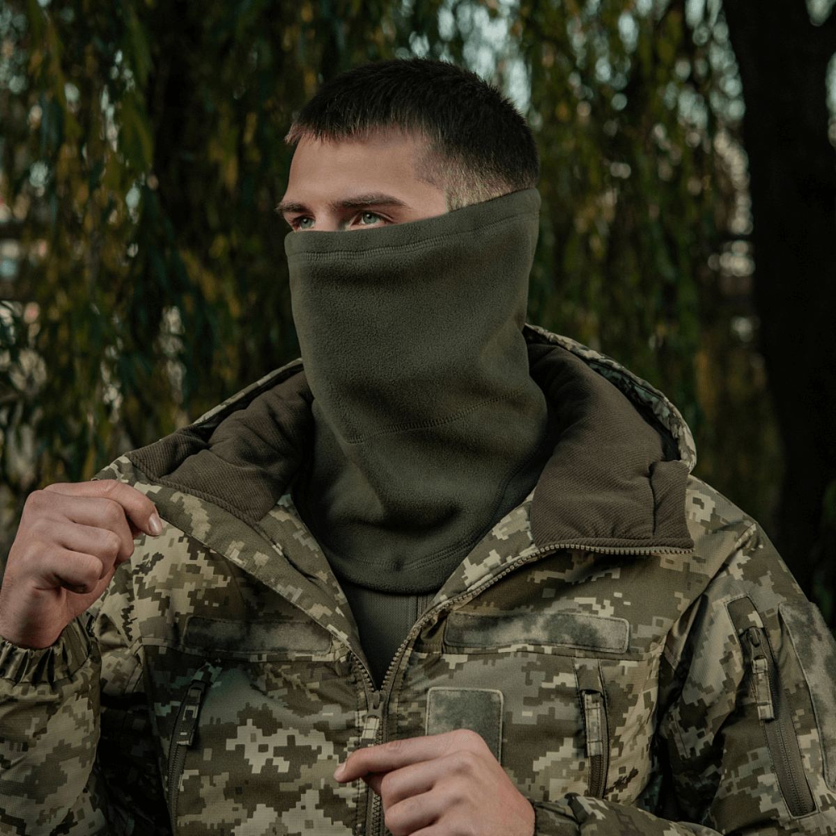 M-Tac Anatomisk Snood Justerbar Elite Fleece (320 g/m²) brugt som balaclava til koldt vejr, militært inspired look i naturen.