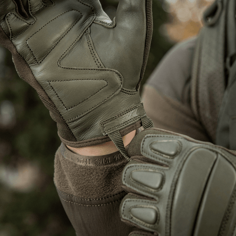 M-Tac Handsker Assault Tactical Mk.2 i ægte læder med justerbare velcro håndled og støddæmpende inserts for komfort og beskyttelse.