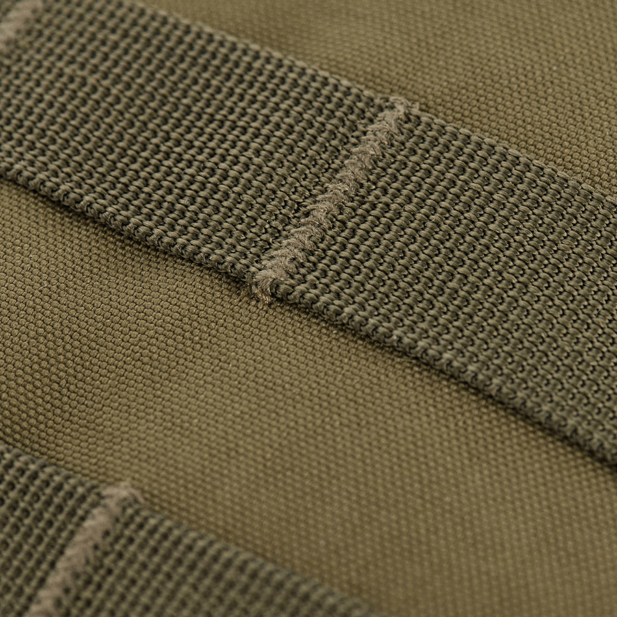 Nærbillede af MOLLE-panel på M-Tac Assistant Taske, kompakt rygsæk i 600D-materiale til daglig brug. Justerbar strop.