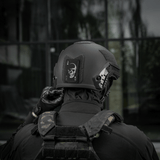 M-Tac Patch Face of War (Broderi) på hjelm med kraniesymbol, inspireret af "card of death" fra Vietnamkrigen, fastgjort med Velcro.