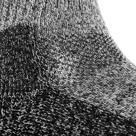 Nærbillede af M-Tac Coolmax 40% Sokker med sort og gråt mønster, designet til optimal komfort og holdbarhed til outdoor-brug.