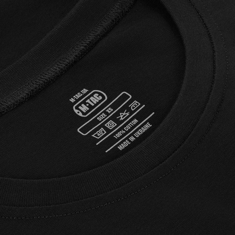 Sort M-Tac Cotton HARD T-shirt med reflekslogo og flade sømme for komfort. 100% bomuld, oversize snit for fri bevægelse. Made in Ukraine label.