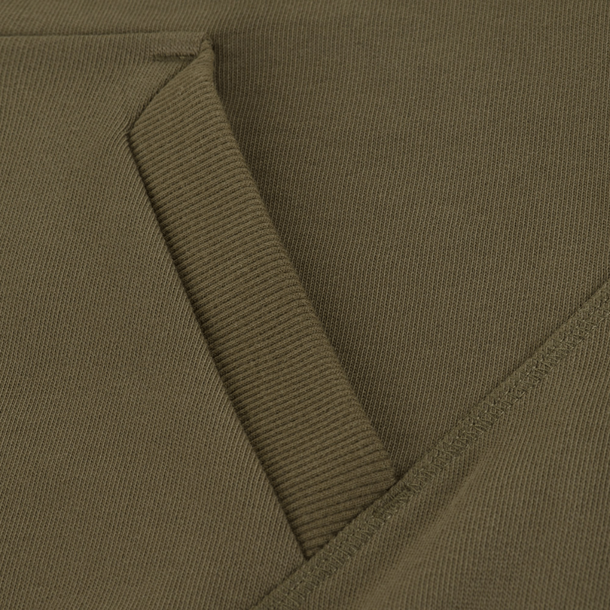 Nærbillede af M-Tac Cotton Raglan Hard Hoodie kængurulomme i olivengrøn 100% bomuld.