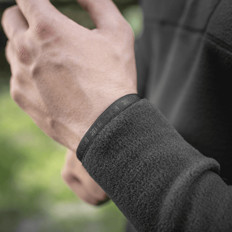 Mand iført M-Tac Delta Polartec Raglan Jakke viser fleece detalje og elastisk bånd, egnet til udendørs aktiviteter.