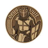 M-Tac Deus Vult 3D PVC Patch i brun med riddermotiv og teksten 'Deus Vult' i 3D-design, ideel til militær og udendørs brug.