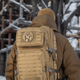 M-Tac Deus Vult 3D PVC Patch monteret på en taktisk rygsæk i vinterlandskab