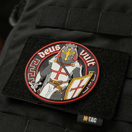 M-Tac Deus Vult 3D PVC Patch på en sort taske, viser en ridder med teksten 'Deus Vult', fastgjort med Velcro. Ideel til outdoor brug.