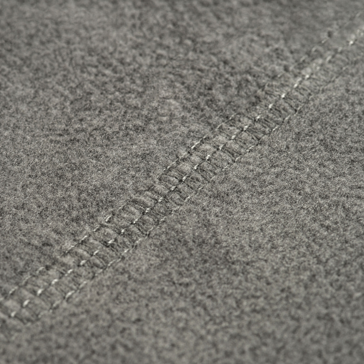 Nærbillede af M-Tac Fleece Neck Gaiter med Snor, fremhæver det bløde, allergivenlige fleece-materiale med syninger.