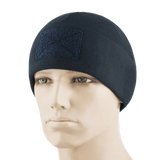 M-Tac Fleece Tactical Watch Cap Beanie m. Patch Panel på mannequin, fleecehue til koldt vejr med panel til patches, let og hurtigtørrende.