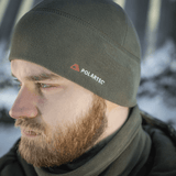 Mand iført M-Tac Fleece Watch Cap Light Polartec i vinterscenarie