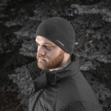 Mand bærer M-Tac Fleece Watch Cap Light Polartec, alsidig vinterhue, lavet af Polartec Micro Series fleece, velegnet til vinterbrug.