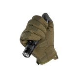 M-Tac Handsker A30 i action, viser blød mikrofiber belægning og forstærket PVC-pad, ideel til skydning og brug af smartphones.