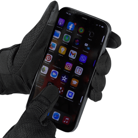 M-Tac Handsker A30 anvendes med smartphone, viser touchscreen-kompatibilitet og holdbar microfiber design, perfekt til træning.