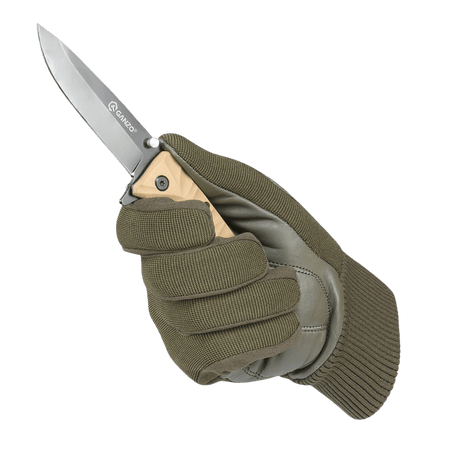 M-Tac Handsker Assault Tactical Mk.8 holder en lommekniv i hånden, designet til taktiske situationer og komfort under brug.