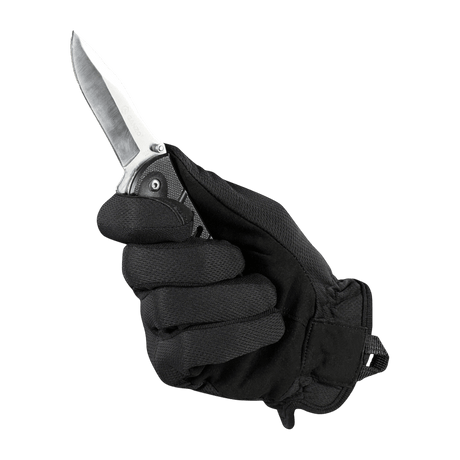 M-Tac Handsker Scout Tactical Mk.2 i brug med kniv, viser syntetisk læder for beskyttelse og holdbarhed, optimal for værktøjsarbejde.