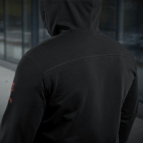 Person i M-Tac Hoodie Freedom med militærinspireret design, set bagfra for at vise rygdetaljer, ideel til udendørs aktiviteter.