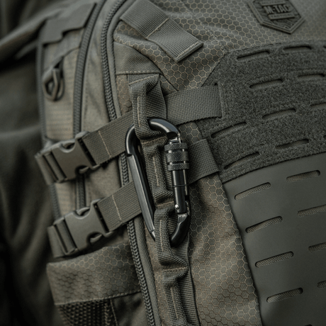 M-Tac Karabinhage 10 cm fastgjort til en rygsæk, lavet af holdbart 40Cr legeret stål, ideel til reb og slynger.