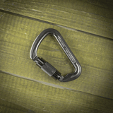 "M-Tac Key-Lock Karabinhage i aluminium til klatring og sikkerhed på træbord"
