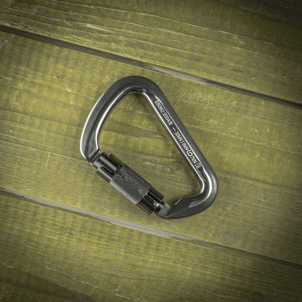 "M-Tac Key-Lock Karabinhage i aluminium til klatring og sikkerhed på træbord"