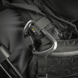 M-Tac Key-Lock Karabinhage af aluminium, monteret på sort udstyr, ideel til klatring og sikkerhed. Ergonomisk designet, CE EN362 standard.