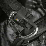 M-Tac Key-Lock Karabinhage i aluminium med automatisk lås til klatring og sikkerhed, CE EN362 godkendt, sort design.
