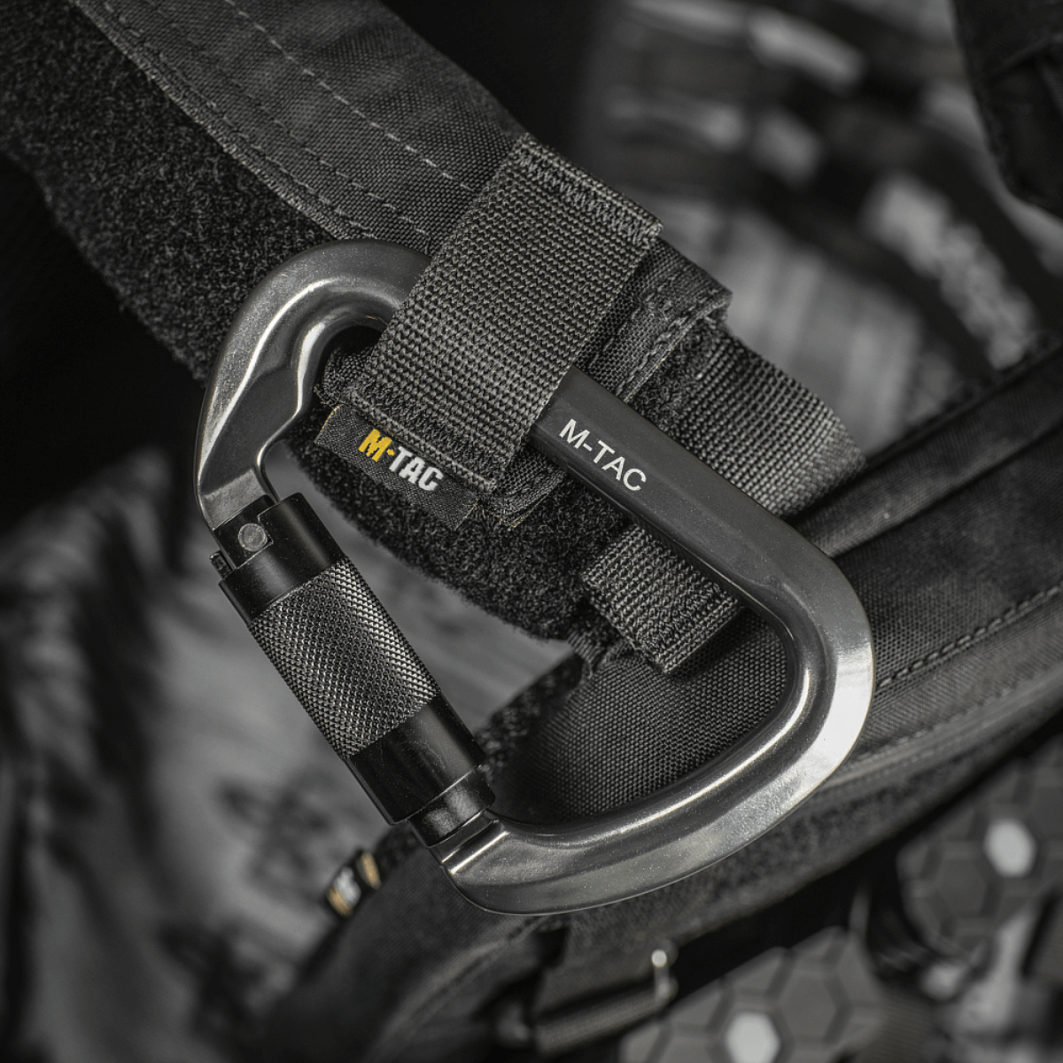 M-Tac Key-Lock Karabinhage i aluminium med automatisk lås til klatring og sikkerhed, CE EN362 godkendt, sort design.
