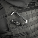 M-Tac Key-Lock Karabinhage fastgjort til taktisk vest, lavet af aluminium, automatisk key-lock, CE EN362 standard, 30 kN belastning.