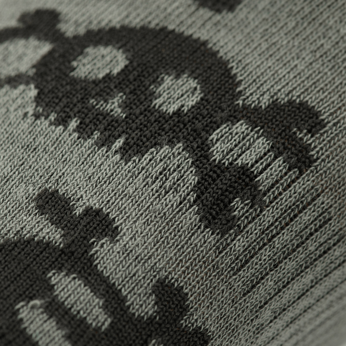 Detalje af M-Tac Let Sommersokker Pirate Skull med piratskalletryk, designet til løb og udendørs aktiviteter i varmt klima.