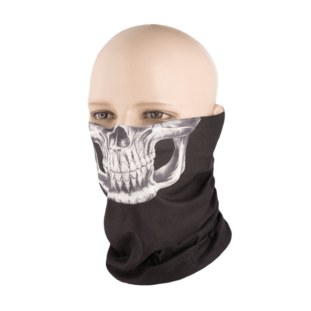 M-Tac Let Tubehalstørklæde Reaper Skull båret som støvmaske, perfekt til airsoft og cykling, let og multifunktionelt.