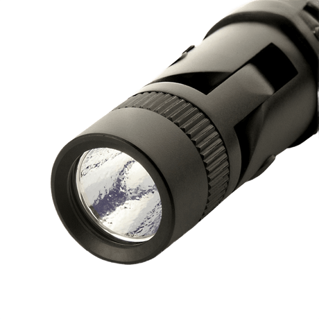 Nærbillede af M-Tac Lommelygte P180 med justerbart lys og CREE XPG2 LED, flashlight i aluminium med op til 140 lumen og AA-batteri strømforsyning.