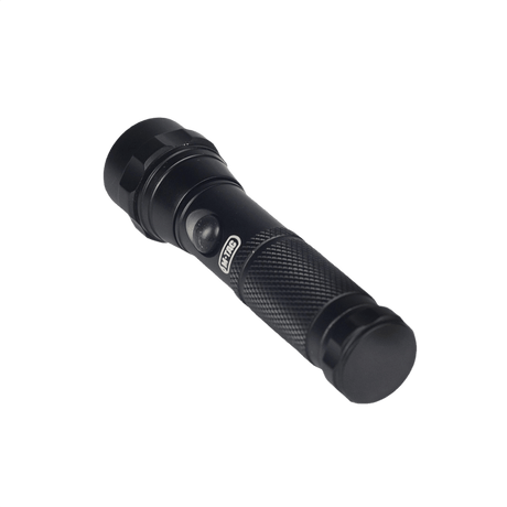 M-Tac Lommelygte UX11 i sort aluminiumlegering, kompakt design med justerbar lysstråle, ideel til fleksibel belysning.