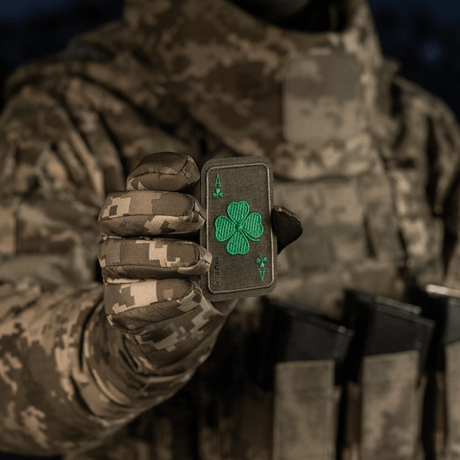 M-Tac Patch Lucky Card (Broderi) i Cordura 500D med kløverblad, holdes i hånden. Perfekt til tøj, tasker eller udstyr.